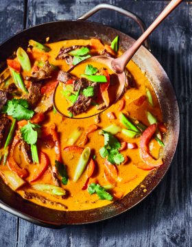 Kochbuch: “Magic Cooking: „Curry's magisch einfach“, ET 2023, ISBN 978-3-8338-9086-4, Verlag Graefe und Unzer, München, Red. Alessandra Redies, Foodstyling: Katja Baum, Fotografie, Requisite und Styling: Julia Hoersch